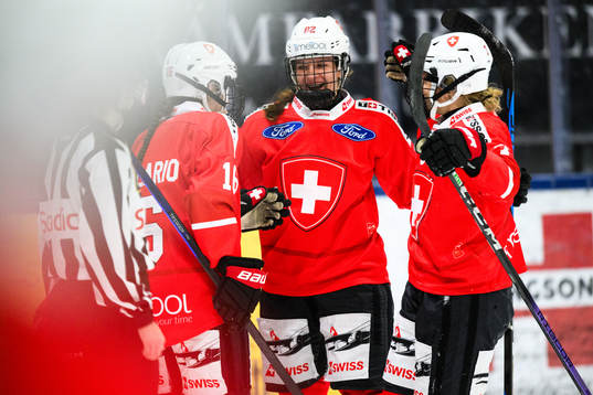 Schweizs Lena Marie Lutz (ej i bild) jublar med lagkamrater