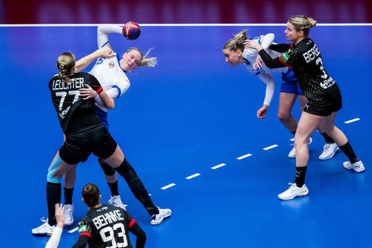 Charlotte Cholevova of Czech Republic and Viola Leuchter of