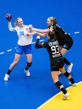 Charlotte Cholevova of Czech Republic and Julia Behnke and