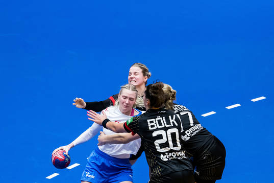 Charlotte Cholevova of Czech Republic and Emily Bölk and