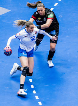 Natalie Kuxova of Czech Republic and Xenia Smits of Germany