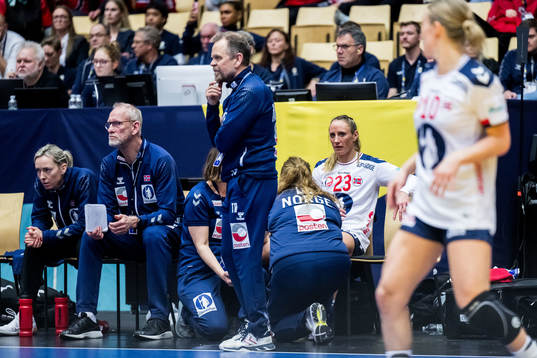 Head coach Thorir Hergeirsson and Camilla Herrem of Norway