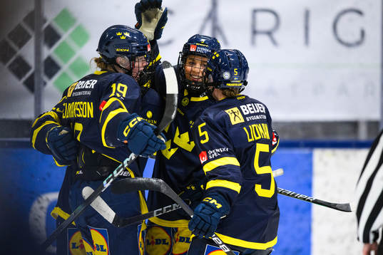 Sveriges Emma Forsgren jublar med lagkamrater