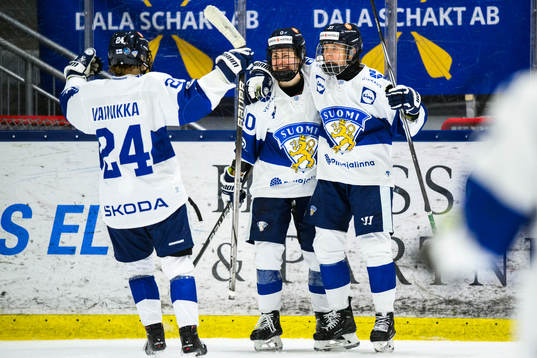Finlands Noora Tulus jublar med lagkamrater