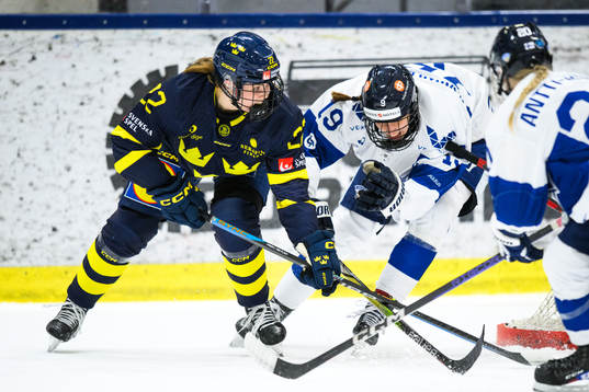 Sveriges Hanna Thuvik och Finlands Emmi Rakkolainen
