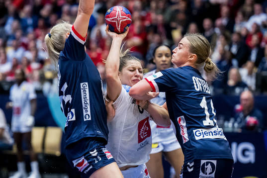 Chloé Valentini of France against Henny Ella Reistad and