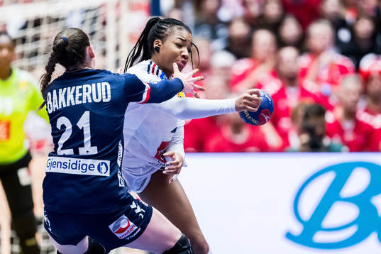 Pauletta Foppa of France and Ingvild Bakkerud Kristiansen