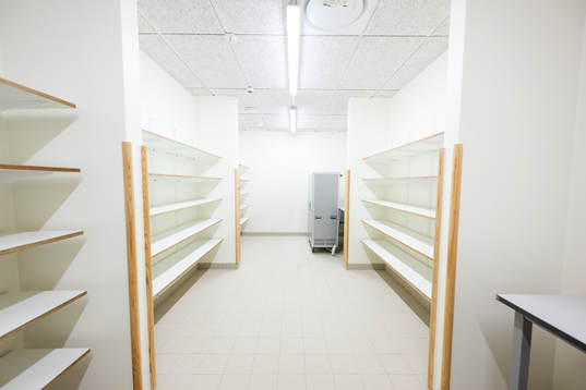 Hyllor i ett rum för skridskoslipning i Slottsskogsrinken
