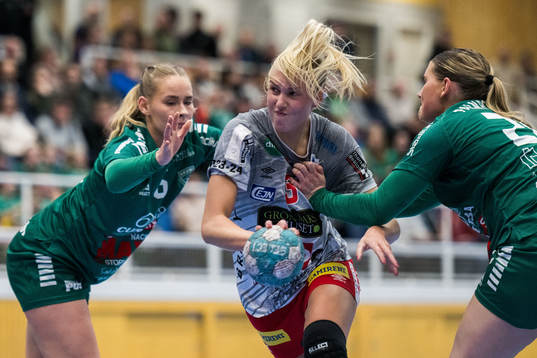 Skurus Ellen Voutilainen och Skövdes Tindra Sahlin