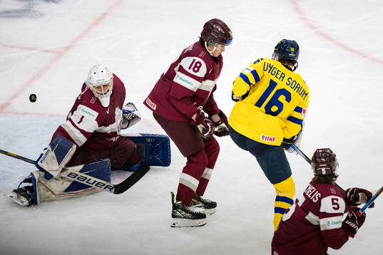 Deivs Rolovs and Renarts Berzins of Latvia and Felix Unger