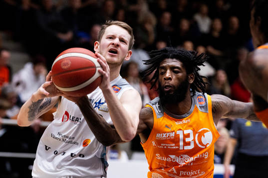 Köpings Erik Persson och Norrköpings Issac Vann