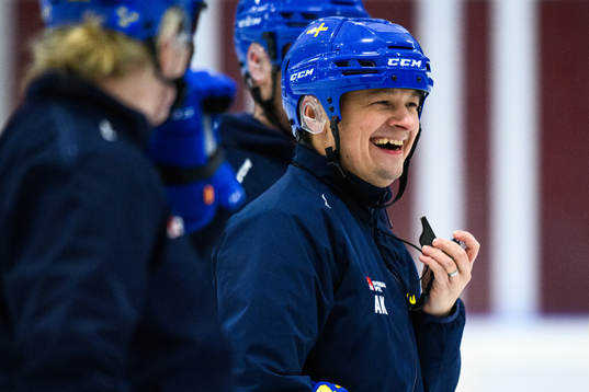 Head coach Andreas Karlsson of Sweden at a practice session