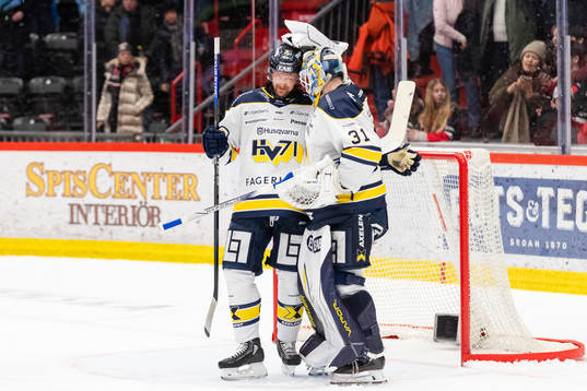 HV71s Anton Strålman och målvakt Joni Ortio jublar