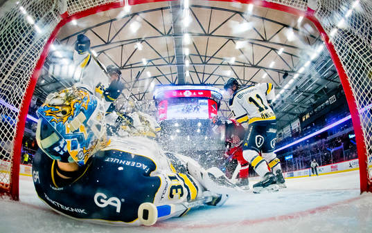 HV71s målvakt Joni Ortio och Simon Önerud