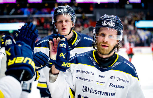 HV71s Mattias Tedenby jublar vid 2-5