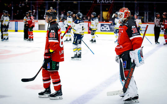 Örebros Ludvig Larsson och målvakt Jonas Arntzen  deppar