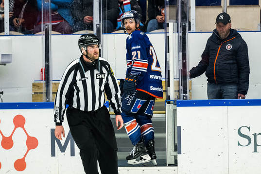 Växjös Brian Cooper lämnar planen