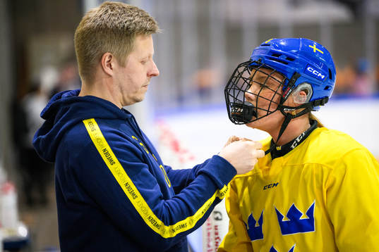 Equipment manager Jim Vennberg and Jenna Raunio of Sweden