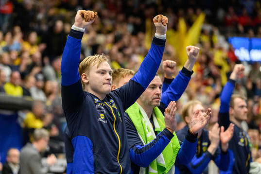 goalkeeper Simon Möller celebrates
