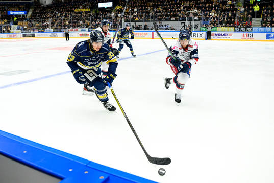 HV71s Måns Lindbäck och Linköpings Linus Hultström