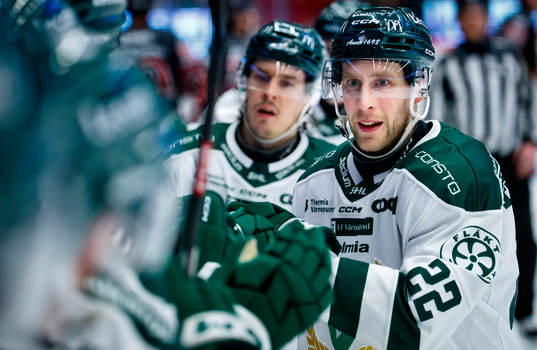 Färjestads Per Åslund jublar vid 3-6