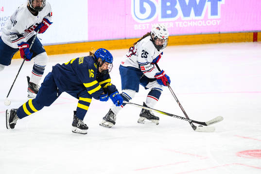 Emilia Bergeby Hallbeck of Sweden and Molly Boyle of USA