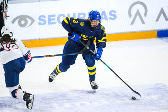 Alanna Devlin of USA and Isabelle Leijonhielm of Sweden