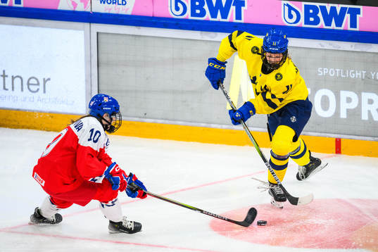 Adela Sapovalivova of Czechia and Ella Hellman of Sweden