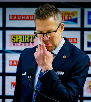 Örebros tränare Johan Hedberg på presskonferensen