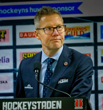 Örebros tränare Johan Hedberg på presskonferensen