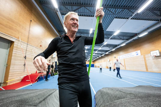 Sven Hellestam hoppar stav