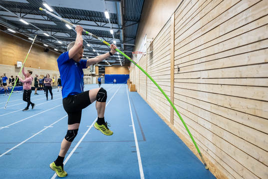 Fredrik Hernelid tränar stavhopp