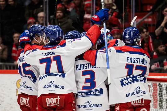 Oskarshamns Viktor Lodin jublar med lagkamrater