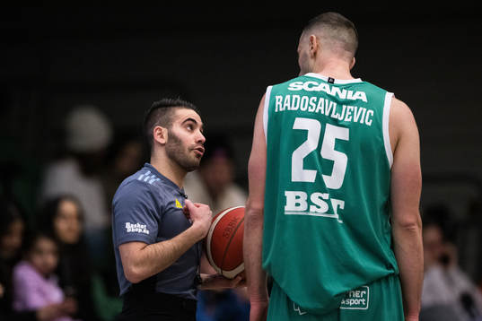 Södertäljes Lazar Radosavljevic i diskussion med domaren
