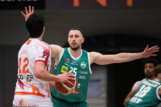 Borås Ryan Logan och Södertäljes Lazar Radosavljevic