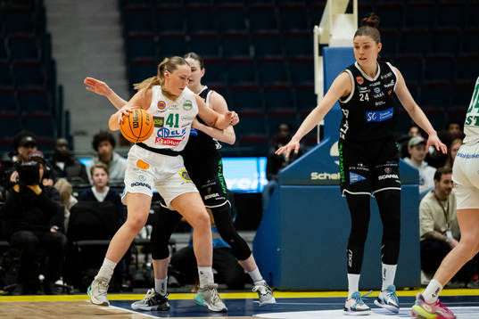 Södertäljes Amanda Kantzy och Luleås Fanny Wadling