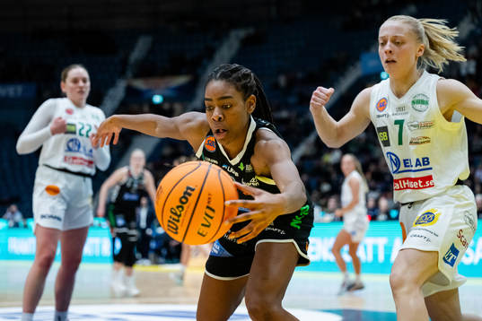 Luleås Tiffany Barbosa och Södertäljes Klara Lundquist