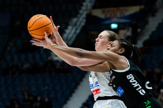 Södertäljes Amanda Kantzy och Luleås Tiffany Barbosa