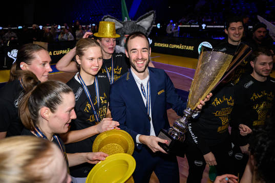 Södertäljes tränare Bernat Canut jublar med pokalen