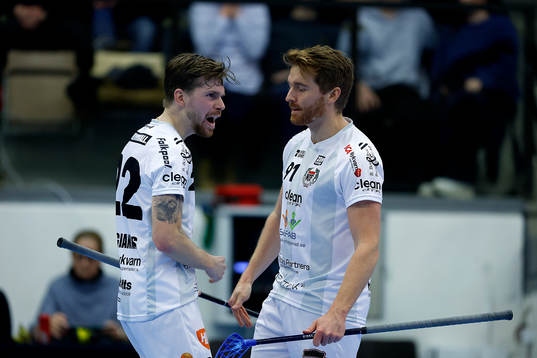 Nykvarns Lucas Rigogiannis och Oscar Janthe jublar