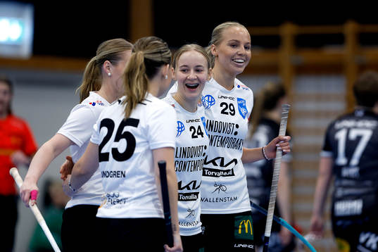 Nackas Stina Höög och Emelie Stigell jublar