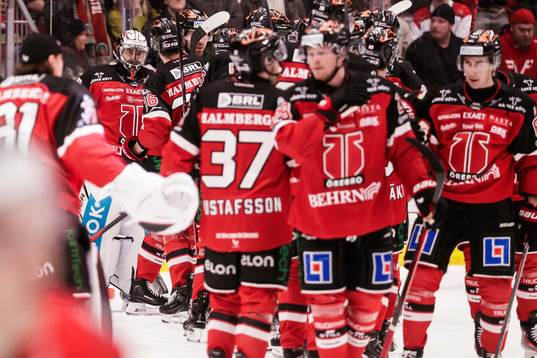 Örebros målvakt Jhonas Enroth jublar med lagkamrater