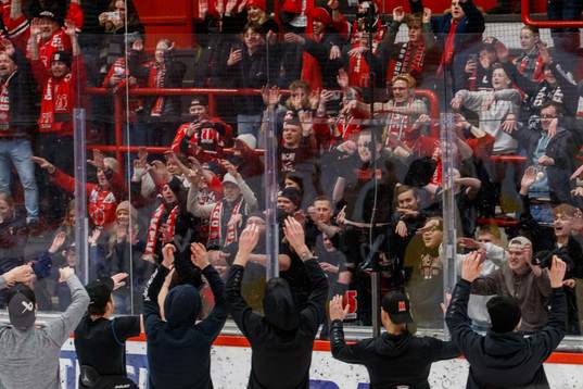 Örebros spelare jublar mot supportrar