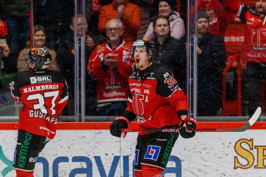 Örebros Emil Larsson jublar