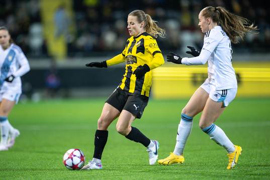 Anna Anvegård of Häcken and Lou Bogaert of Paris FC