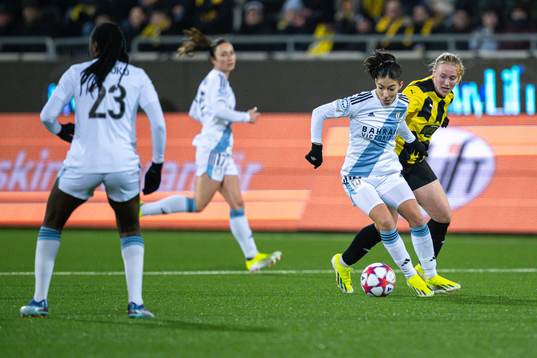Clara Mateo of Paris FC and Johanna Fossdalsá Sørensen of