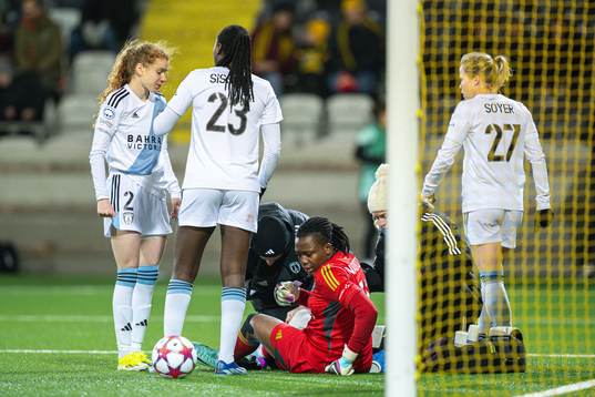 Goalkeeper Chiamaka Nnadozie of Paris FC in pain