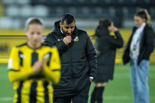 Head coach Mak Lind of Häcken looks dejected