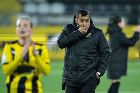 Head coach Mak Lind of Häcken looks dejected