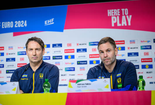 Head coach Glen Solberg of Sweden and Andreas Palicka of